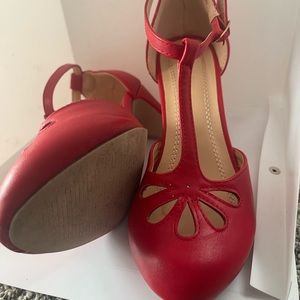 Chase + Chloe Red Cutout Pumps | Vintage Style Heels | Size 5.5